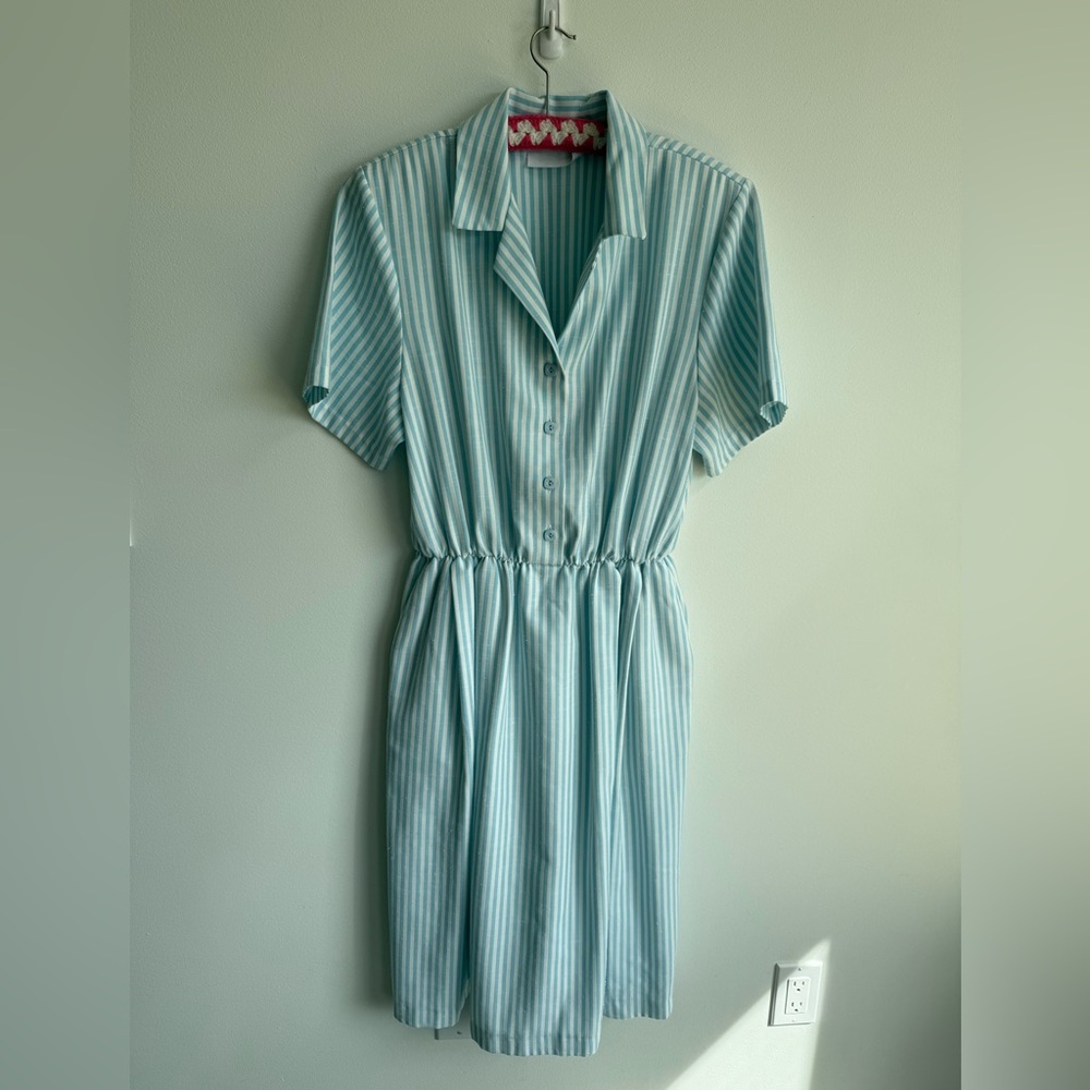 Vintage dress with pockets and elastic waistband 
IMO fits sm/md 🩵🤍